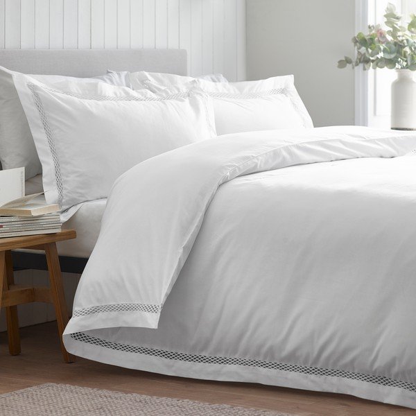 Biała pościel dwuosobowa 230x220 cm Classic Lattice Lace – Catherine Lansfield-image-1