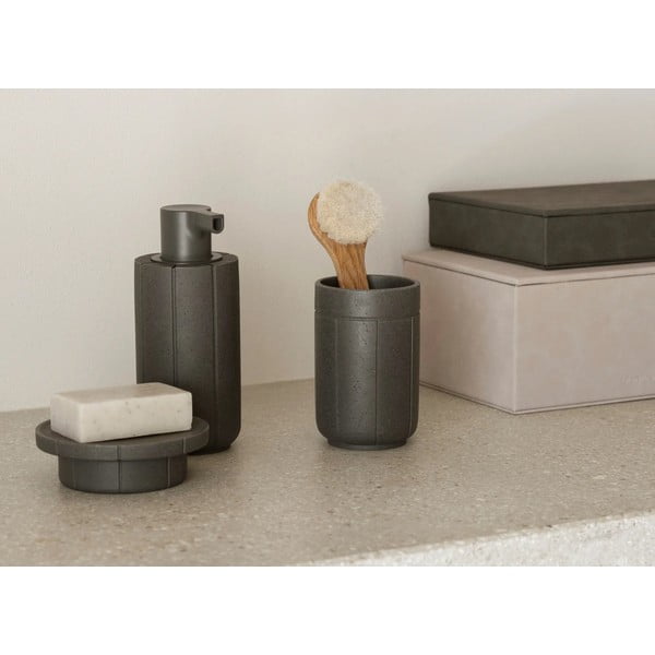 Szara mydelniczka z żywicy polimerowej Kua – Blomus-image-1