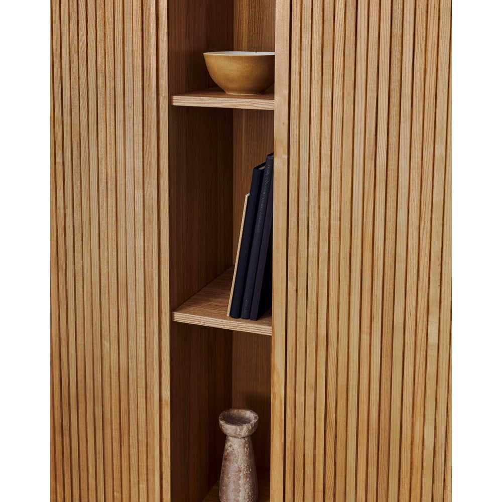 Szafka w dekorze jesionu z drzwiami przesuwnymi w naturalnym kolorze 110x160x40 cm Mailen – Kave Home (zdjęcie 7)