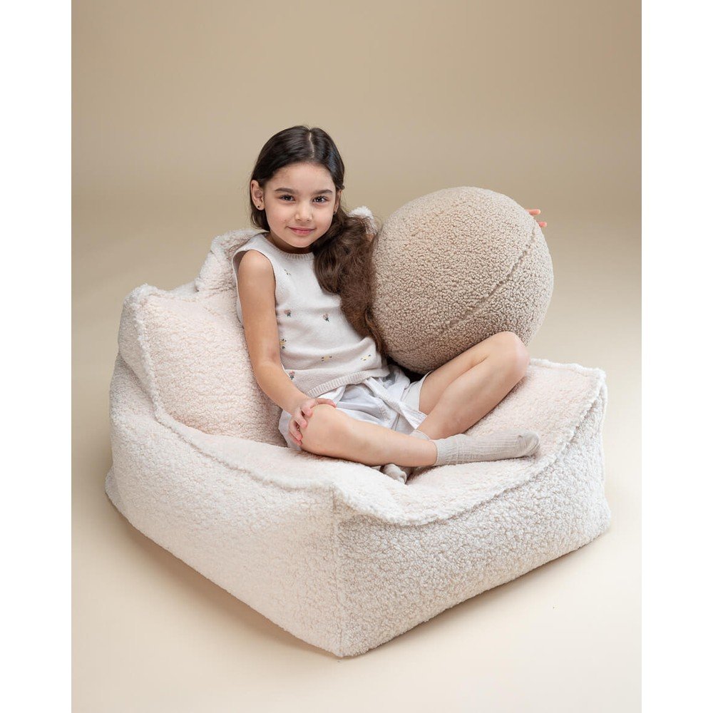 Kremowy dziecięcy worek do siedzenia z materiału bouclé Chair – Wigiwama (zdjęcie 4)