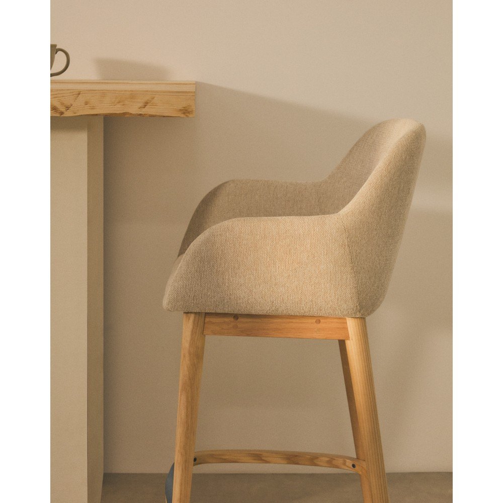 Beżowy tapicerowany hoker z podłokietnikami (wysokość siedziska 66 cm) Konna – Kave Home (zdjęcie 7)