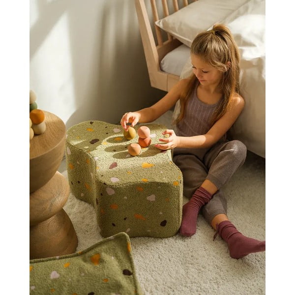 Zielony puf dziecięcy z materiału bouclé/z tkaniny szenilowej Terrazzo Cloud – Wigiwama-image-1