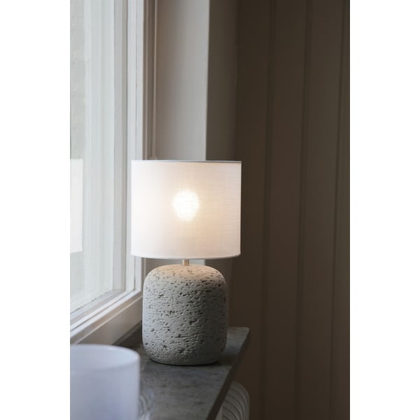 Szara lampa stołowa z tekstylnym kloszem (wysokość 33 cm) Montagna – Markslöjd-image-1