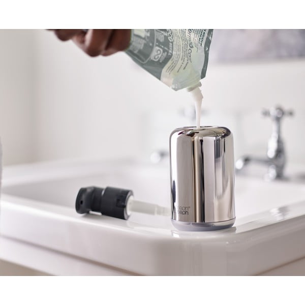 Dozownik do mydła ze stali nierdzewnej w kolorze srebra z połyskiem 300 ml EasyStore Luxe – Joseph Joseph-image-3