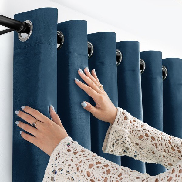 Niebieska aksamitna zasłona częściowo zaciemniająca (dimout) 265x175 cm Velto – Filumi-image-3