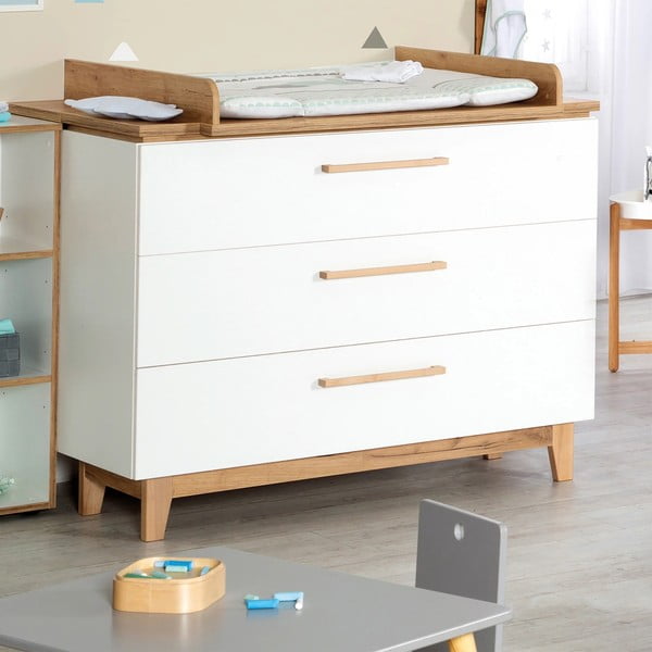 Biała niska komoda dziecięca w dekorze dębu z przewijakiem 118x104 cm Finn – Roba-image-1