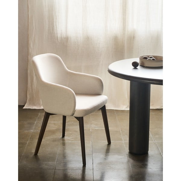 Kremowy tapicerowany fotel jadalniany z podłokietnikami Nelida – Kave Home-image-1