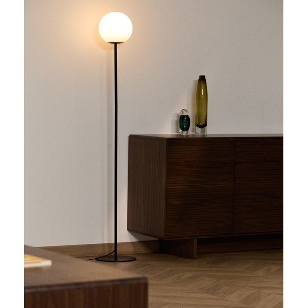 Biała/czarna lampa stojąca ze szklanym kloszem (wysokość 155 cm) Brisia – Kave Home-image-1