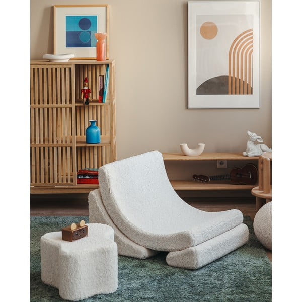 Kremowy fotel dziecięcy z materiału bouclé Moon – Wigiwama-image-4