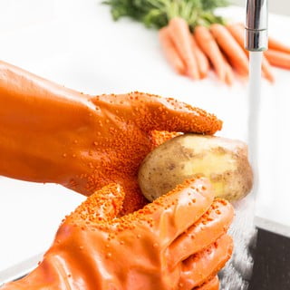 Pomarańczowe rękawice do czyszczenia warzyw InnovaGoods