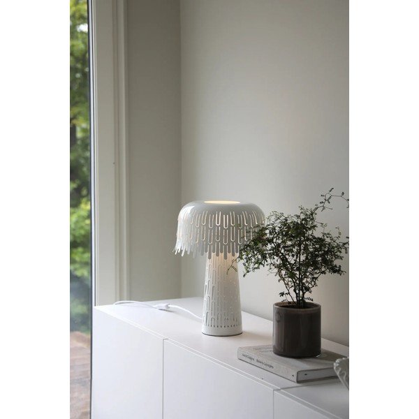 Biała lampa stołowa z metalowym kloszem (wysokość 38 cm) Verbera – Markslöjd-image-1