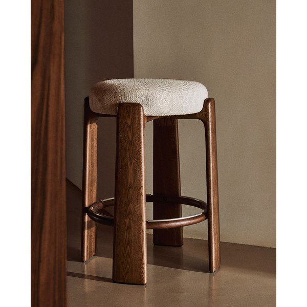 Hoker w kolorze beżowo-ciemnonaturalnym z litego drewna jesionowego (wysokość siedziska 65 cm) Granite – Kave Home-image-1