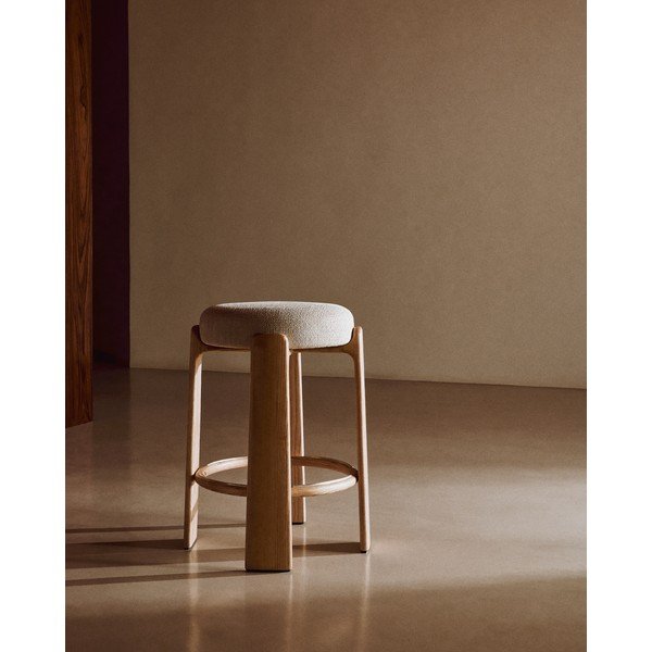 Beżowo-naturalny kolorze hoker z litego drewna jesionowego (wysokość siedziska 65 cm) Granite – Kave Home-image-1