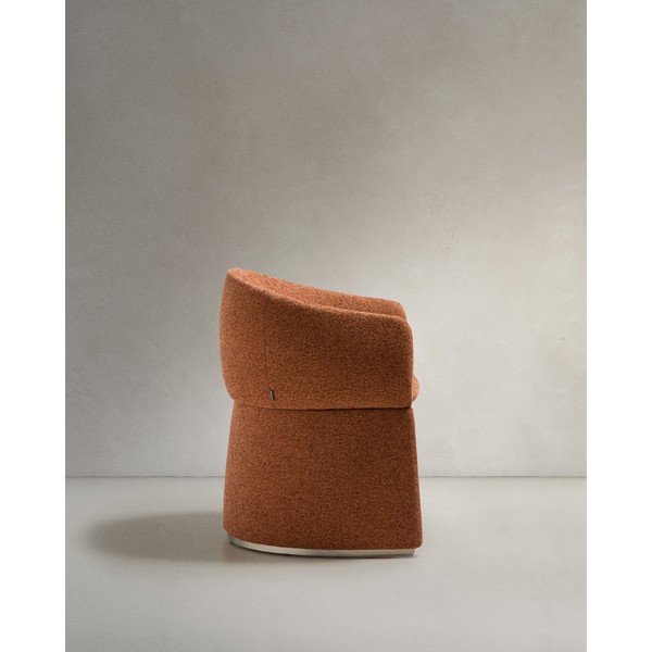 Tapicerowany fotel jadalniany z podłokietnikami w kolorze terakoty Bosca – Kave Home-image-4