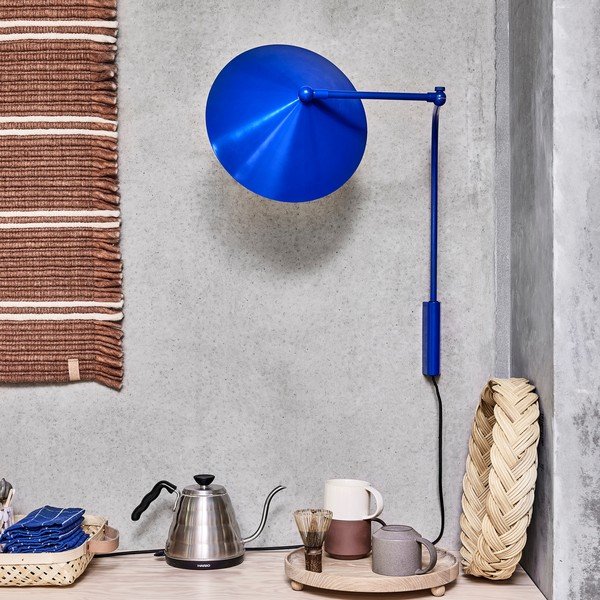 Niebieski metalowy kinkiet do kontaktu Kasa – OYOY Living Design-image-1