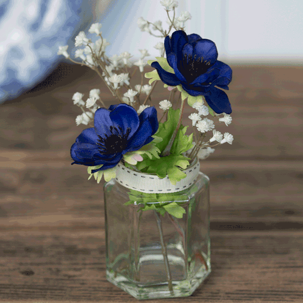 Szklany wazon ze sztucznymi kwiatami Anenome, 17 cm