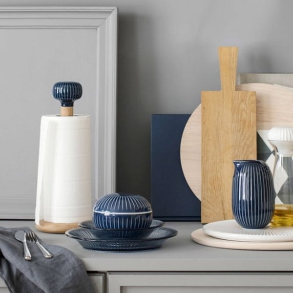 Dębowy stojak na ręczniki papierowe z ciemnoniebieskim porcelanowym detalem Kähler Design Hammershoi-image-1