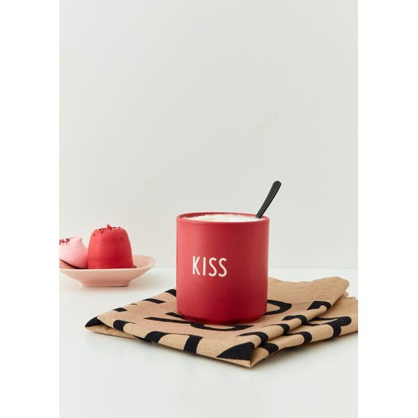 Czerwony porcelanowy kubek Design Letters Kiss, 300 ml-image-1