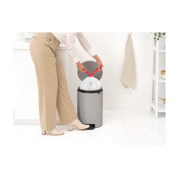 Jasnoszary stalowy kosz na śmieci z pedałem 20 l NewIcon – Brabantia-image-1