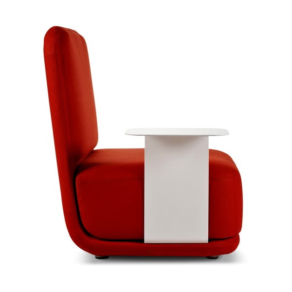 Czerwony fotel z białym metalowym stolikiem Softline Standby High + Side Table