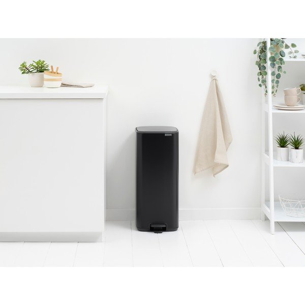 Stalowy kosz na śmieci z pedałem w kolorze matowej czerni 30 l Bo – Brabantia-image-1