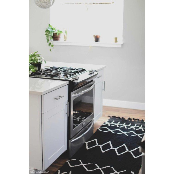 Czarny chodnik z mieszanki bawełny tkany ręcznie odpowiedni do prania 80x230 cm Bereber Black – Lorena Canals-image-1