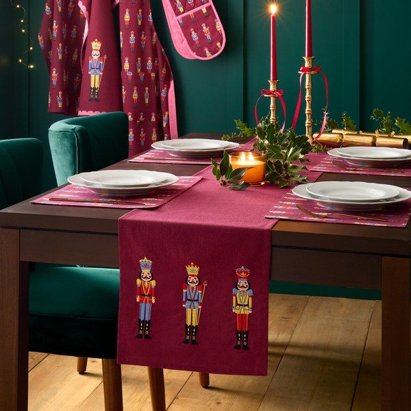 Bawełniany bieżnik ze świątecznym motywem 220x32 cm Christmas Nutcracker – Catherine Lansfield-image-1