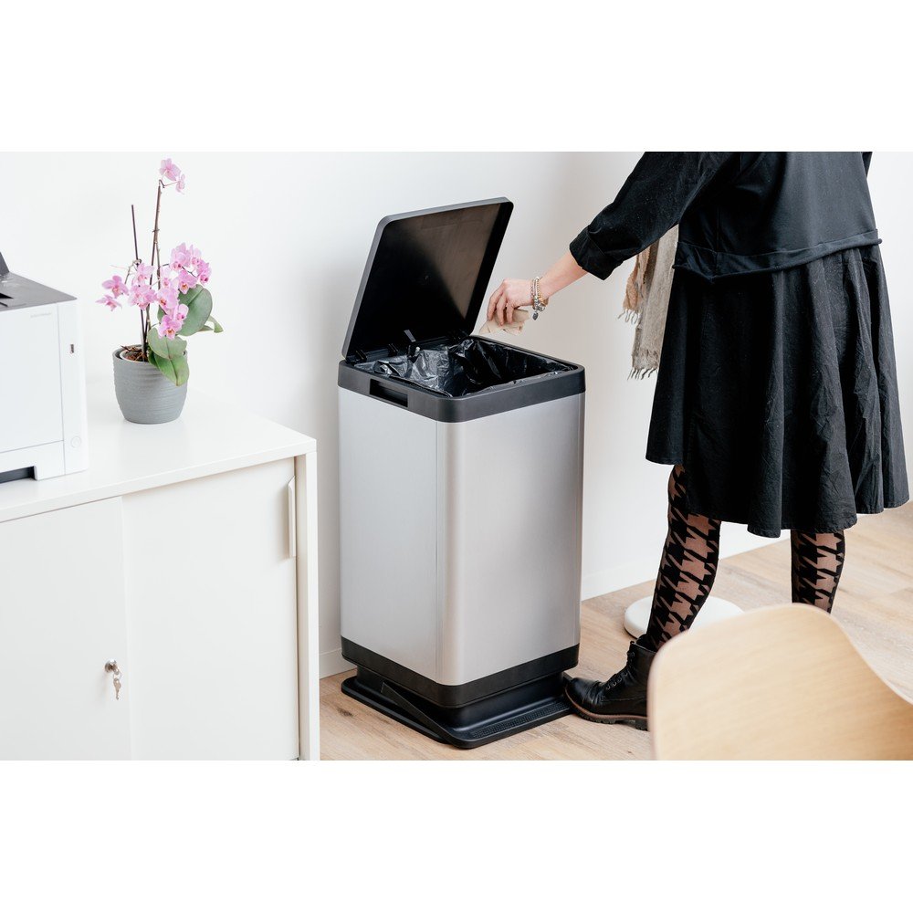 Plastikowy kosz na śmieci z pedałem w kolorze srebra 80 l Tokyo – DEA HOME (zdjęcie 5)