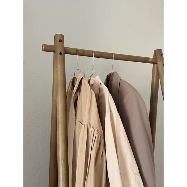 Brązowy stojak na ubrania z drewna sosnowego Hongi – Karup Design-image-1