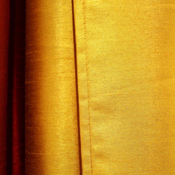 Żółta zasłona z mikrosatyny 140x240 cm Shana – douceur d'intérieur-image-4