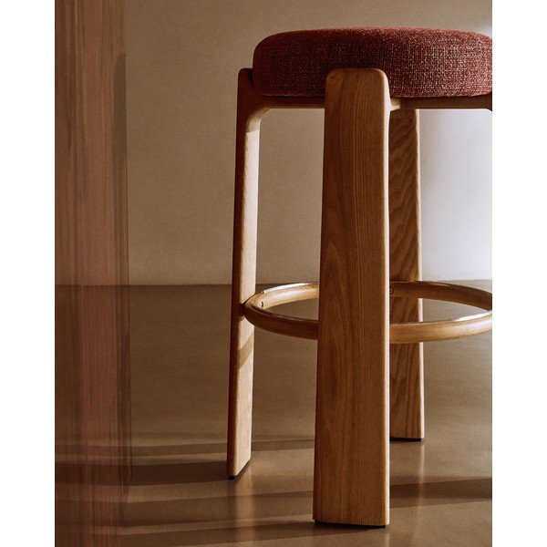 Hoker z litego drewna jesionowego w ceglasto-ciemnonaturalnym kolorze (wysokość siedziska 75 cm) Granite – Kave Home-image-3