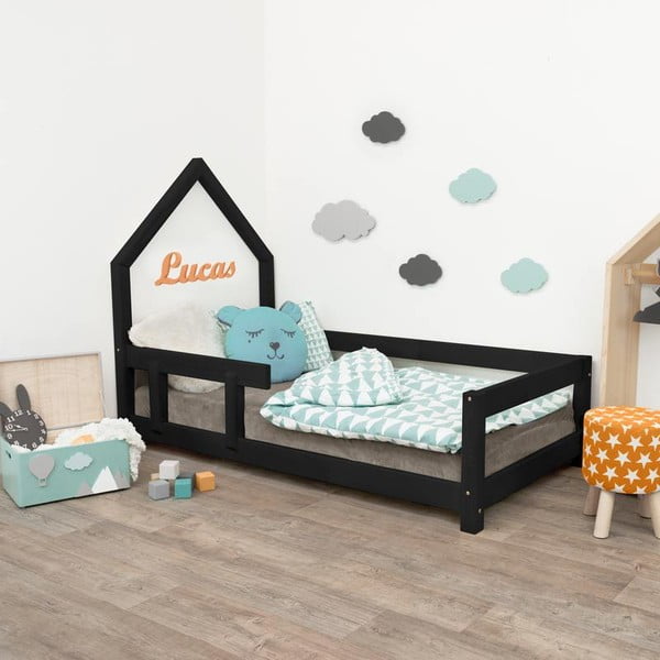 Czarne łóżko dziecięce w kształcie domku z barierką po lewej stronie Benlemi Poppi, 120x200 cm