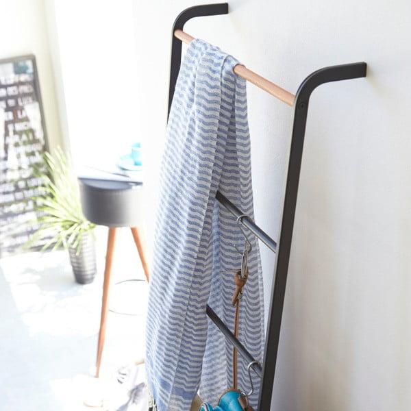 Czarna drabina dekoracyjna z detalem z bukowego drewna YAMAZAKI Tower Ladder-image-2