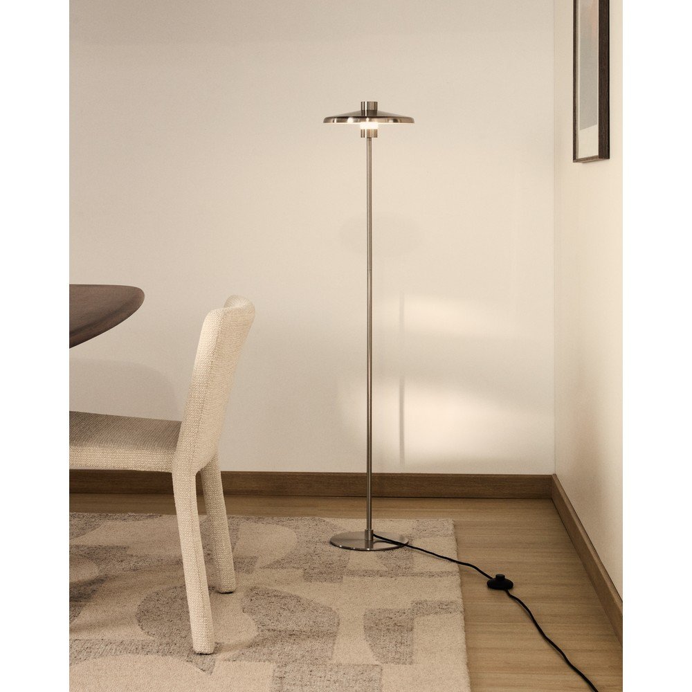 Lampa stojąca w kolorze srebra z metalowym kloszem (wysokość 130 cm) Nuvira – Kave Home (zdjęcie 4)