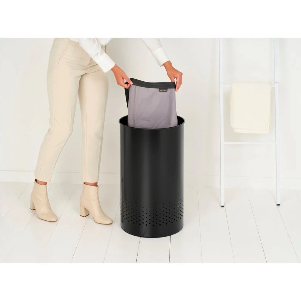 Metalowy kosz na pranie w kolorze matowej czerni 60 l – Brabantia (zdjęcie 5)