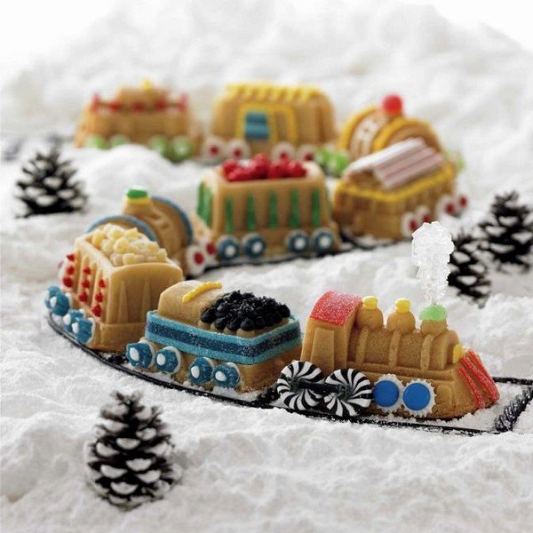 Forma w kolorze srebra na 9 babeczek w kształcie pociągu Nordic Ware Ware Train, 1,2 l-image-2