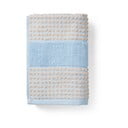 Jasnoniebiesko-beżowy ręcznik kąpielowy z bawełny organicznej 70x140 cm Check – JUNA