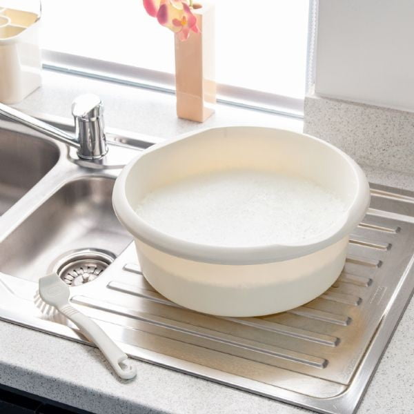 Kremowa okrągła plastikowa miska Addis, ø 34 cm-image-1