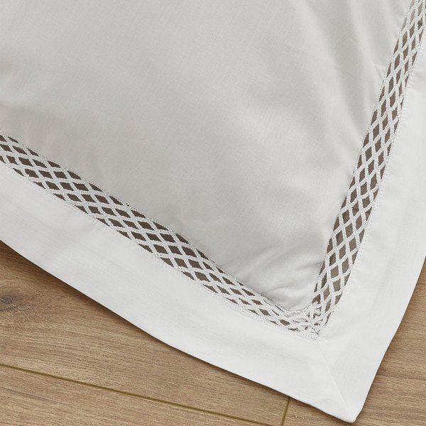 Biała pościel dwuosobowa 230x220 cm Classic Lattice Lace – Catherine Lansfield-image-3