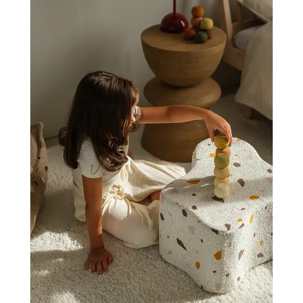 Biały puf dziecięcy z materiału bouclé/z tkaniny szenilowej Terrazzo Cloud – Wigiwama-image-2