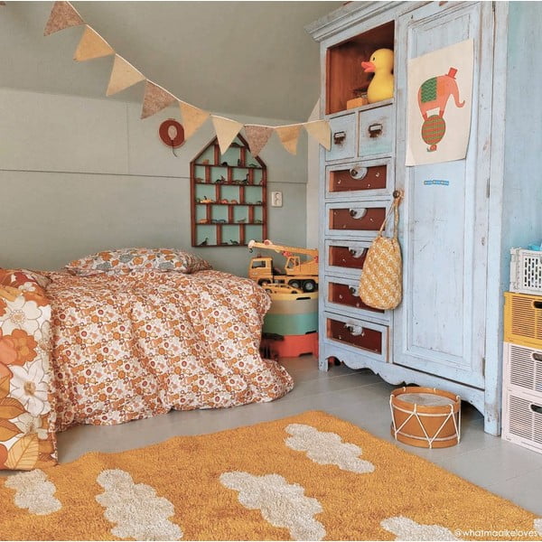 Musztardowy bawełniany dywan dziecięcy tkany ręcznie odpowiedni do prania 120x160 cm Clouds Mustard – Lorena Canals-image-1