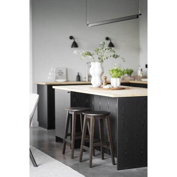 Ciemnobrązowe hokery zestaw 2 szt. z litego drewna dębowego (wysokość siedziska 65 cm) Austin – Rowico-image-3