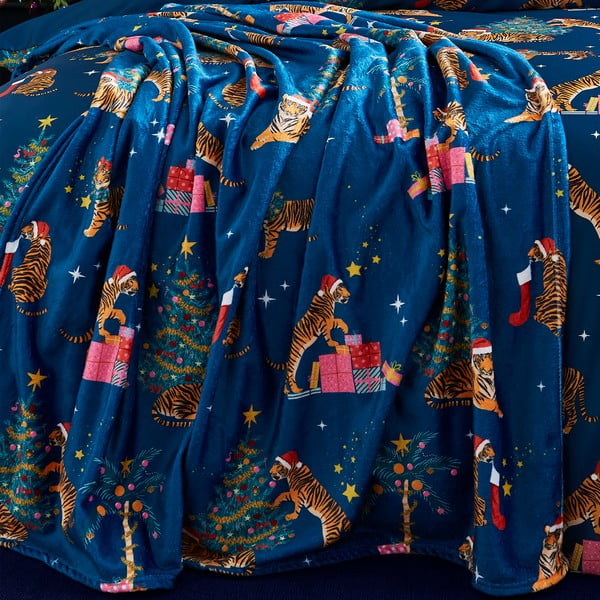 Niebieski koc ze świątecznym motywem z mikropluszu 130x170 cm Christmas Tiger – Catherine Lansfield-image-2