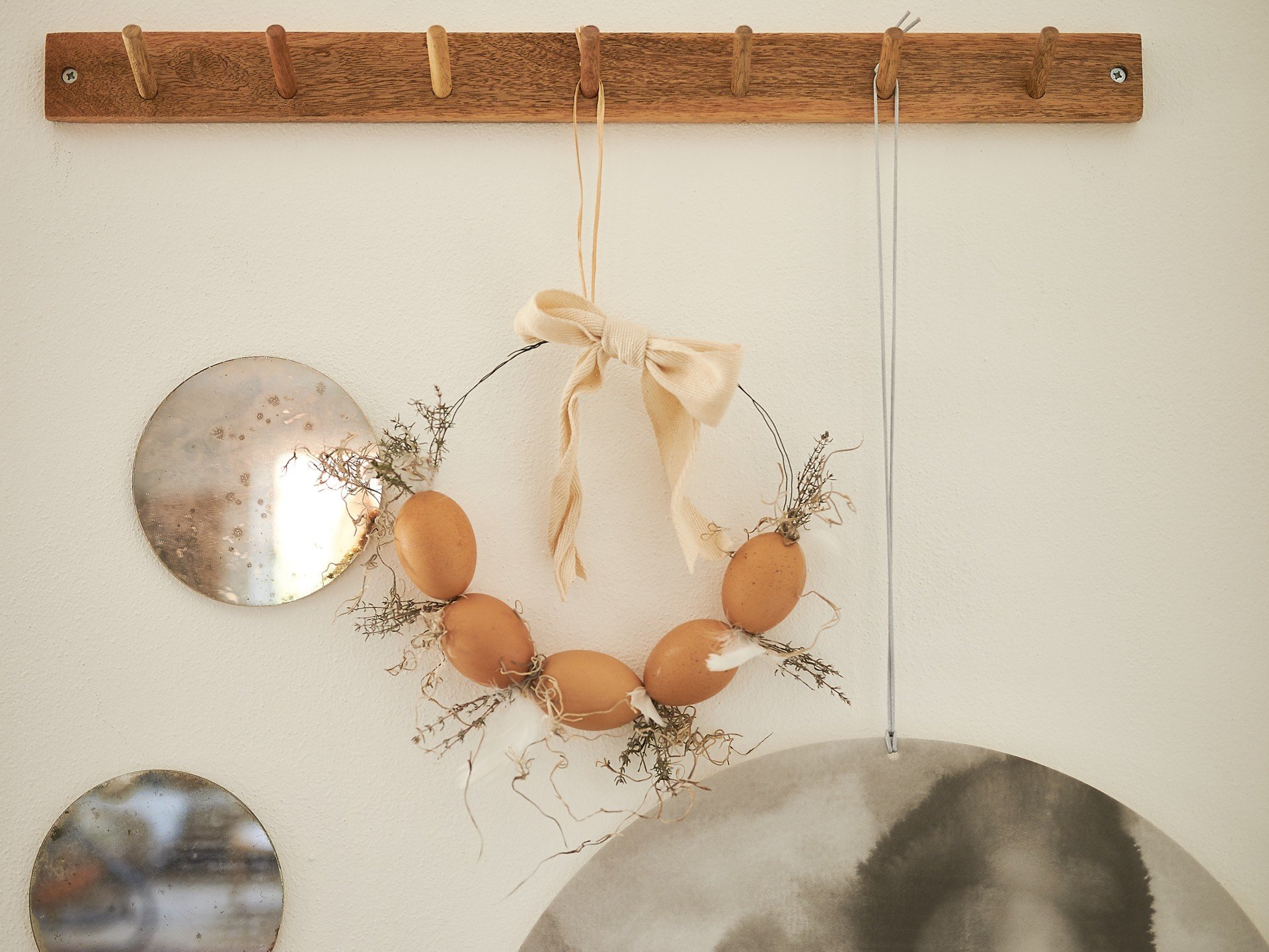 Wielkanocny wianek na drzwi z wydmuszek. 