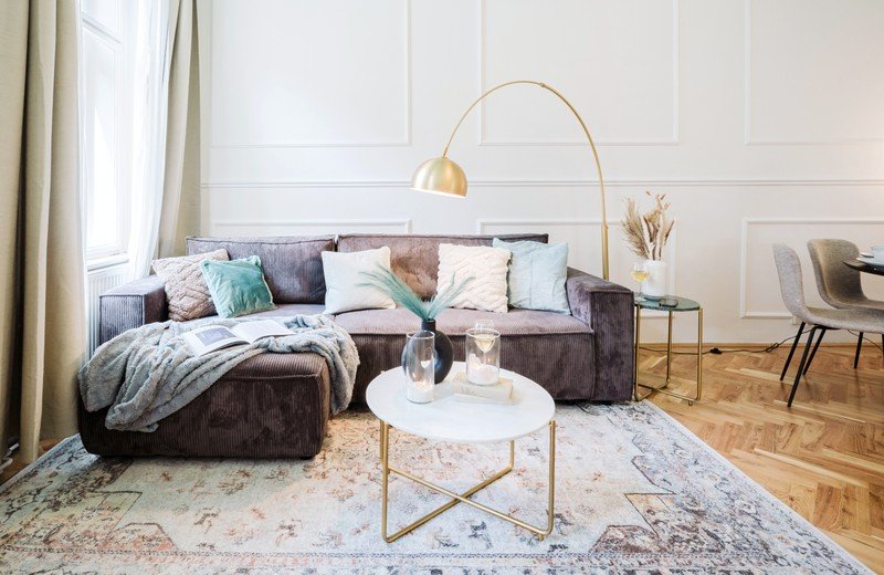 Kolory, wysokie stropy i styl glamour