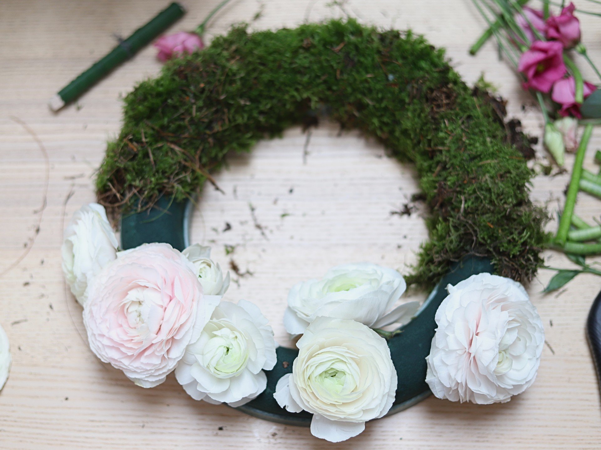 Wiosenny wianek z mchem i jaskrami.