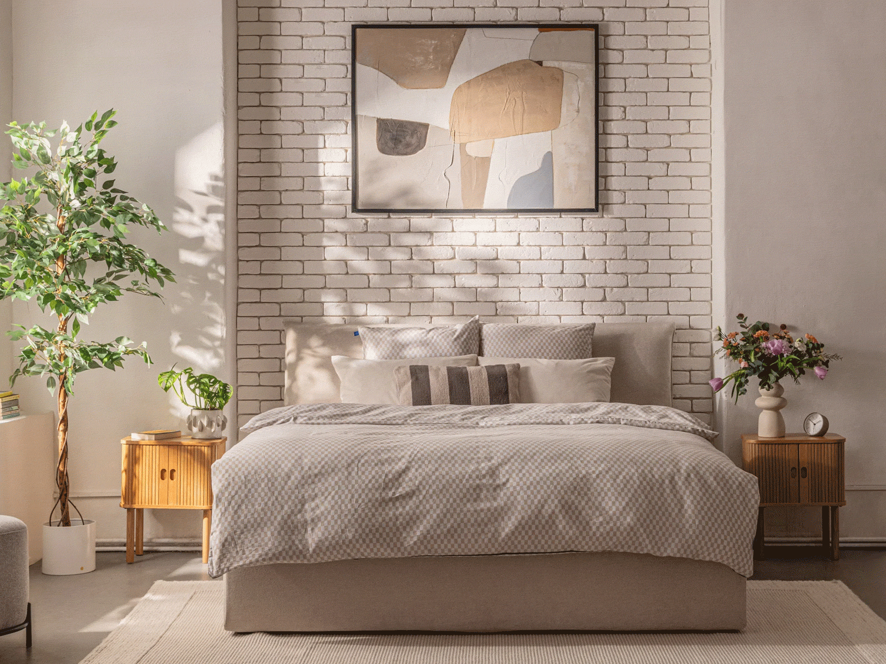 Dodanie roślin to sposób na szybkie ożywienie sypialni.