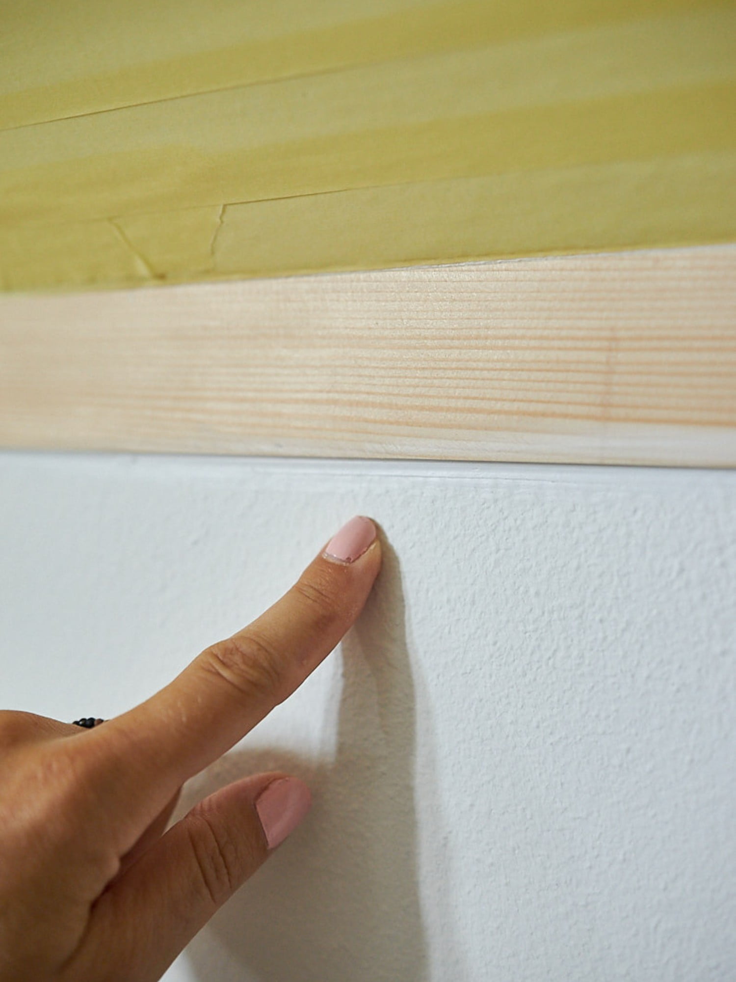 Również nierówności między ścianą a panelami wypełnij i wyrównaj za pomocą kitu.               