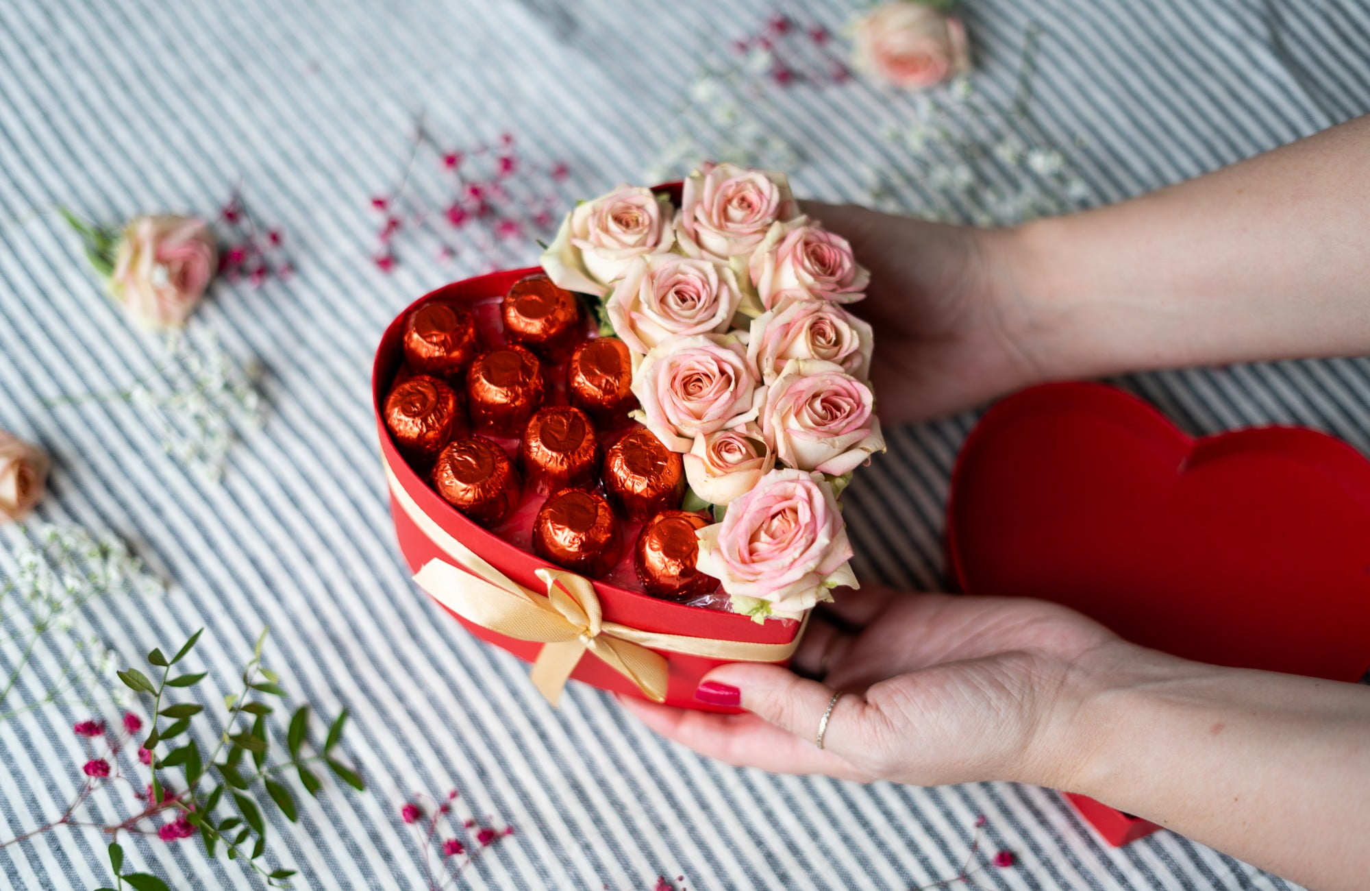 Czekoladki i kwiaty w kształcie serca – oryginalny prezent dla mamy.