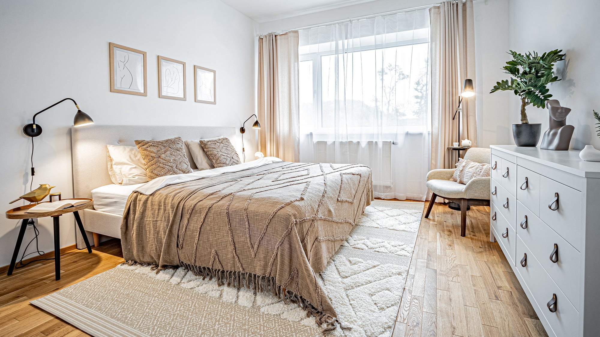 Nowoczesna sypialnia - inspiracje dla wnętrza w monochromatycznej kremowej palecie.